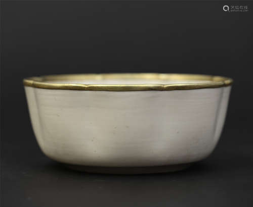 A Chinese Gilt-rimmed Porcelain Bowl