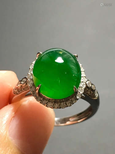 AN ICY ZHENGYANG GREEN JADEITE RING