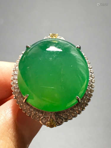 AN ICY ZHENGYANG GREEN JADEITE RING