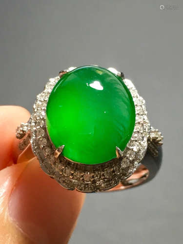 AN ICY ZHENGYANG GREEN JADEITE RING