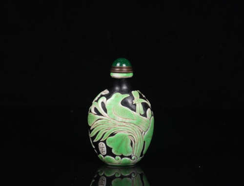 A GLASS SNUFF BOTTLE OF FLORAL CARVING