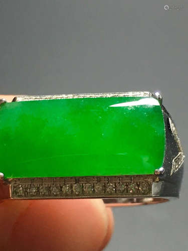 AN ICY ZHENGYANG GREEN SADDLE SHAPED JADEIET RING