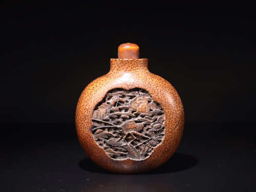 AN OLD BAMBOO SNUFF BOTTLE WITH LANDSCAPE PATTERN