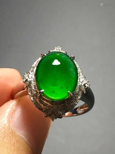 AN ICY ZHENGYANG GREEN JADEITE RING