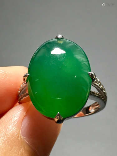 AN ICY ZHENGYANG GREEN JADEITE RING