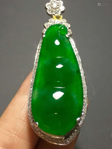 AN ICY ZHENGYANG GREEN  BEANS SHAPED JADEITE PENDANT