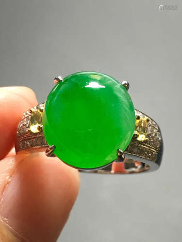 AN ICY ZHENGYANG GREEN JADEITE RING