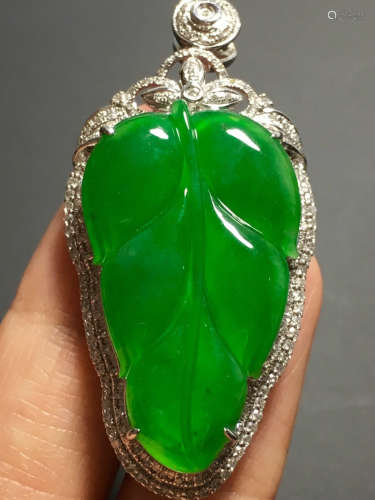 AN ICY ZHENGYANG GREEN LEAVE SHAPED JADEITE PENDANT