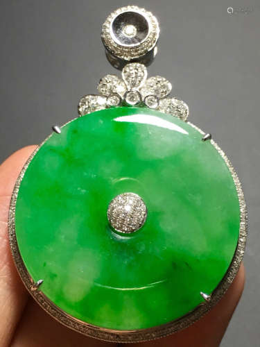 AN ICY ZHENGYANG GREEN BEANS SHAPED JADEITE PENDANT