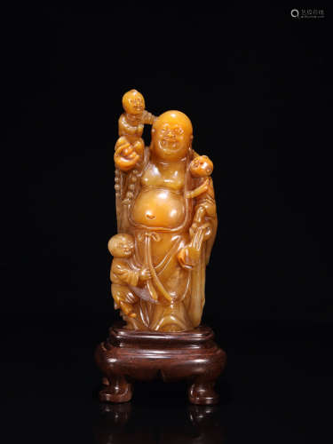 A TIANHUANG ORNAMENT OF MAITREYA AND CHILD
