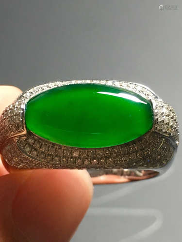 AN ICY ZHENGYANG GREEN SADDLE SHAPED JADEITE RING