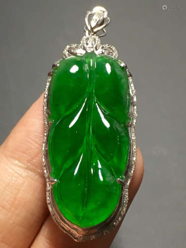 AN ICY ZHENGYANG GREEN LEAVES JADEITE PENDANT