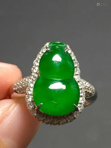 AN ICY ZHENGYANG GREEN GOURD SHAPED JADEITE RING