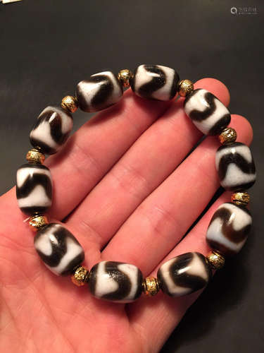 A TIGER-TEETH DZI BRACELET