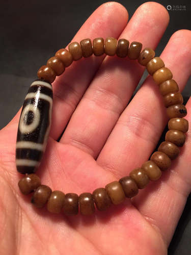 A THREE-EYE DZI BRACELET