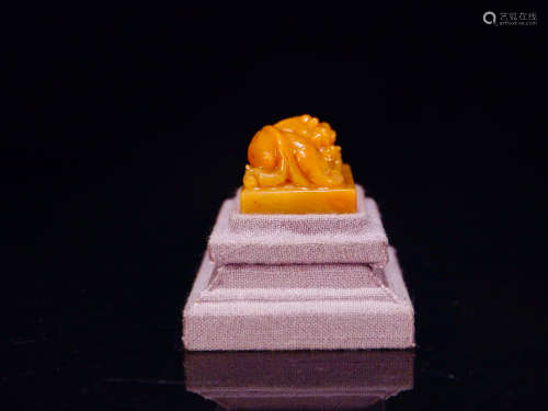 A RECTANGULAR TIANHUANG STONE SEAL OF SHAPED BEAST