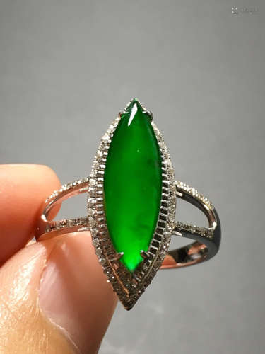 AN ICY ZHENGYANG GREEN HORSE EYE SHAPED JADEITE RING