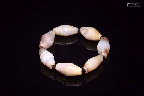 A NATURAL AGATE BRACELET