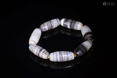 A TIBETAN AGATE BRACELET