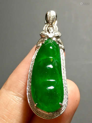 AN ICY GREEN  BEANS SHAPED JADEITE PENDANT