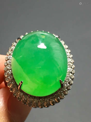 AN ICY ZHENGYANG GREEN JADEITE RING