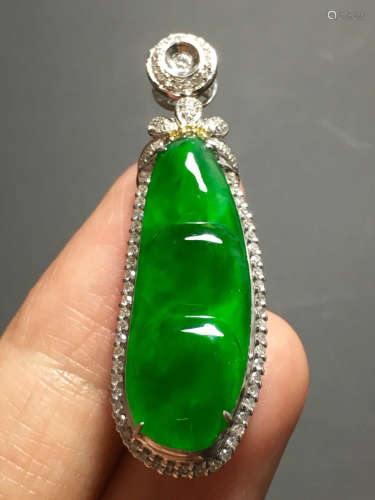 AN ICY GREEN BEANS SHAPED JADEITE PENDANT