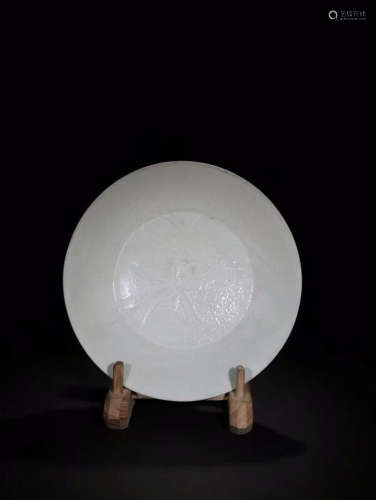 A WHITE DING YAO PLATE WITH FLOWER PATTERNS