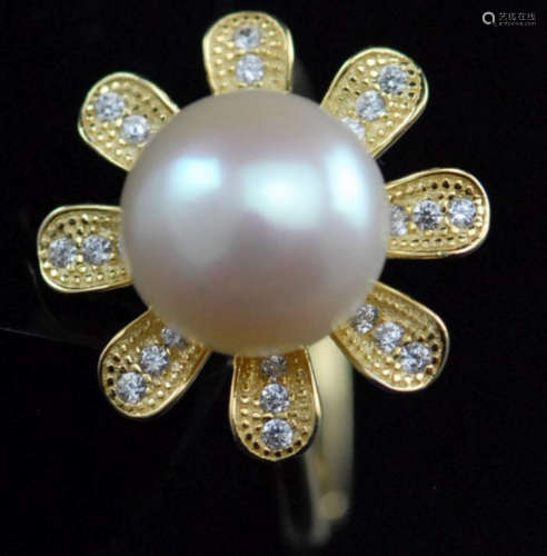 A LARGE PEARL ON A 925 SILVER AND 18K GOLD RING