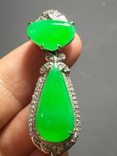 AN ICY ZHENGYANG GREEN JADEITE PENDANT