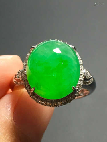 AN ICY ZHENGYANG GREEN JADEITE RING