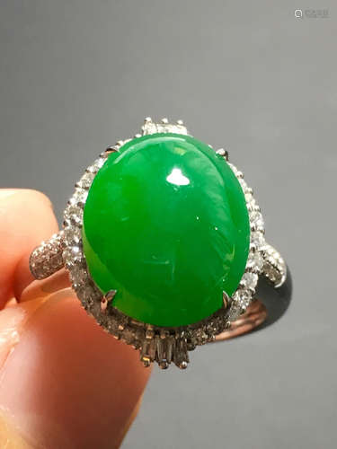 AN ICY ZHENGYANG GREEN JADEITE RING