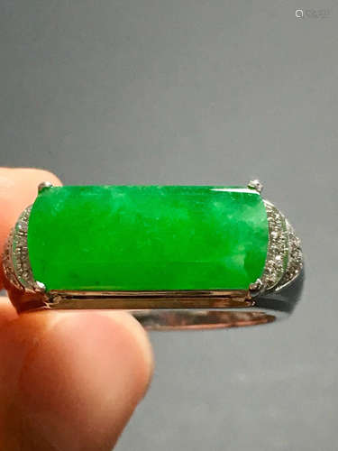 AN ICY ZHENGYANG GREEN SADDLE SHAPED JADEIET RING