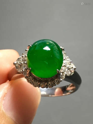 AN ICY ZHENGYANG GREEN JADEITE RING