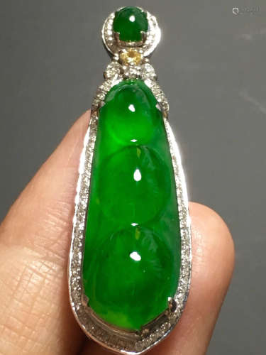 AN ICY GREEN  BEANS SHAPED JADEITE PENDANT