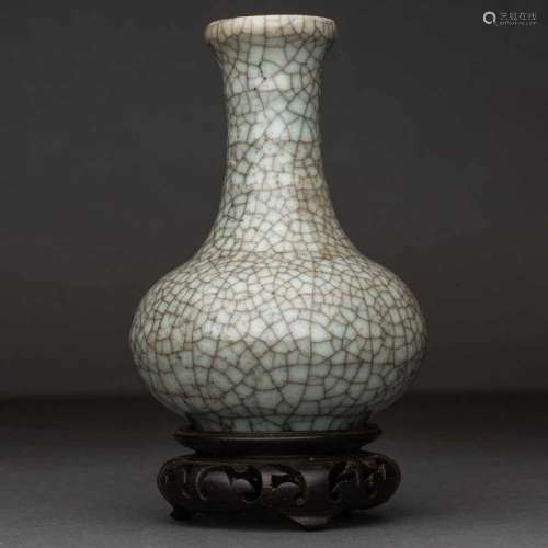 Jarroncito en porcelana china color gris. Trabajo Chino, Siglo XIX-XXMarca en la base.Buen estado de