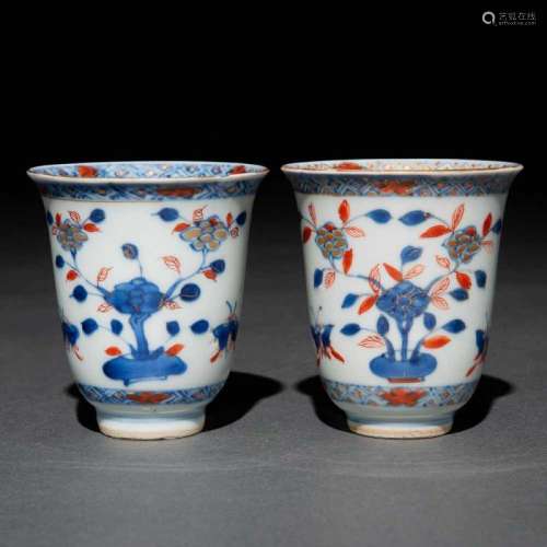 Pareja de tazas en porcelana chinas. Trabajo Chino, Siglo XIXDecorados con mariposas y motivos