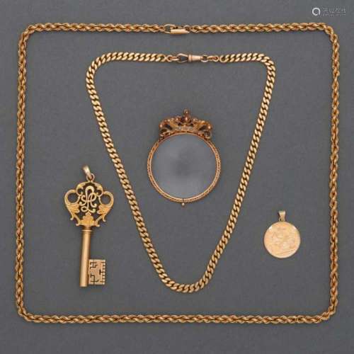 Conjunto de dos cadenas, lupa, llave y moneda en oro amarillo de 18 Kt.