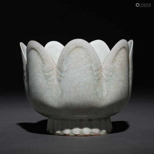 Centro de Altar en forma de flor de loto en porcelana china. Trabajo Chino, Siglo XIXBuen estado