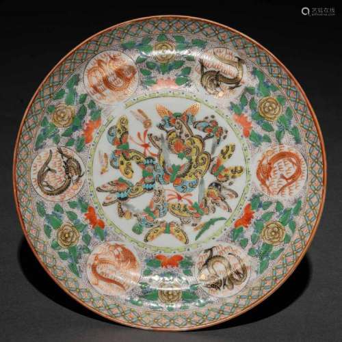 Plato circular en porcelana china. Trabajo Chino, Siglo XIXDecorado con mariposas y medallones con