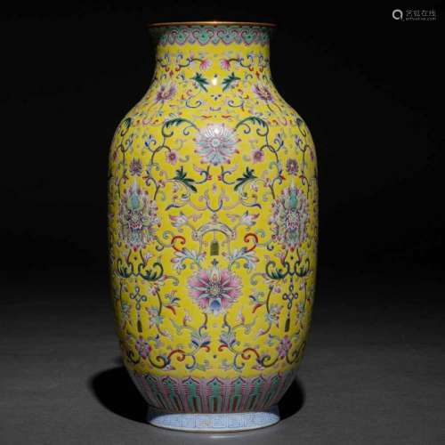 Jarrón en porcelana china familia amarilla. Trabajo Chino, Siglo XXDecorado con motivos florales.