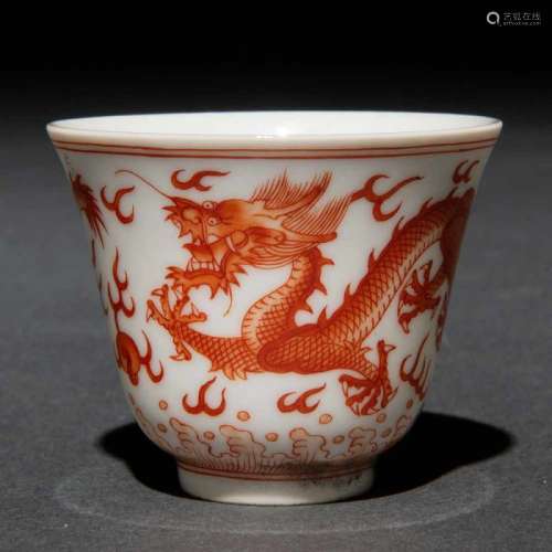 Tazita en porcelana china con decoración de dragón imperial en ambiente celestial en color rojo.
