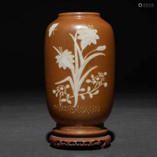 Jarrón en porcelana china color marrón con decoración de mariposas. Trabajo Chino, Siglo XIX-