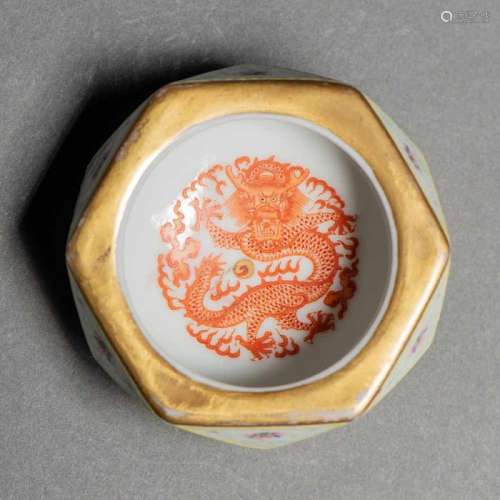 Recipiente en porcelana china familia amarilla. Trabajo Chino, Siglo XX.Presenta decoración de