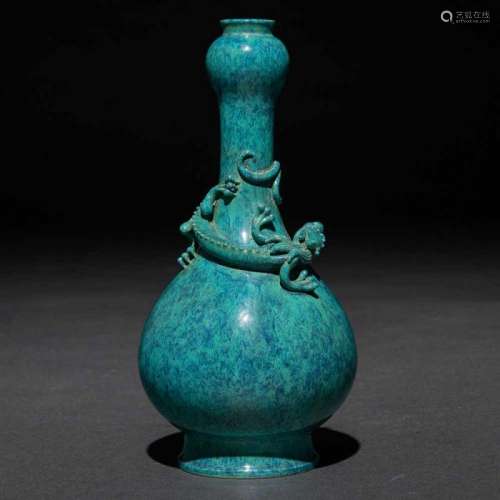 Jarrón en porcelana china Ribbin Egg. Trabajo Chino, Siglo XIX-XXDecorado con dragón en relieve.