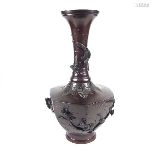 A Japanese bronze vase, late Meiji/Taisho period (1868 - 1926).