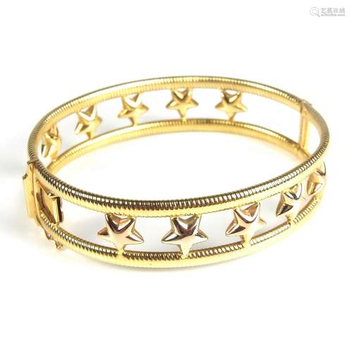 18 ct yellow gold star bangle.