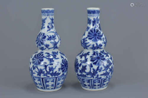 A pair of Chinese 19th century blue and white gourd-shape porcelain vases. 20Cm tall. (2)