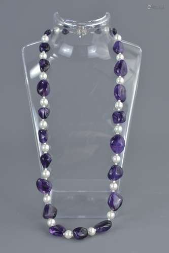 Pearl and Amethyst coloured Stone Necklace comprising 21 pearls of approximately 8mm and 22 stones o