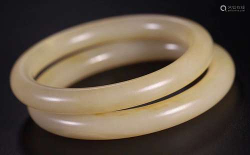 PAIR OF HETIAN JADE BANGLES