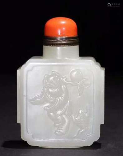 WHITE HETIAN JADE SNUFF BOTTLE